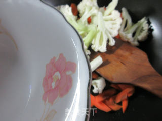 胡萝卜炒花菜的做法步骤：3