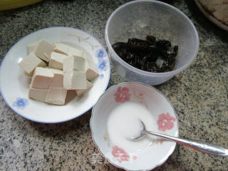黑木耳烧豆腐的做法步骤：1