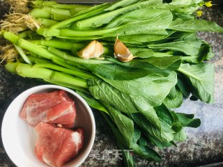 瘦肉盖菜心的做法步骤：1