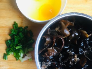 木耳炒鸡蛋的做法步骤：1