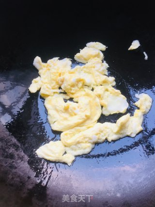 木耳炒鸡蛋的做法步骤：2