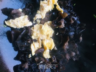 木耳炒鸡蛋的做法步骤：5