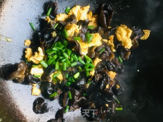 木耳炒鸡蛋的做法步骤：6