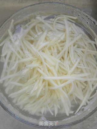 酸辣土豆丝的做法步骤：2
