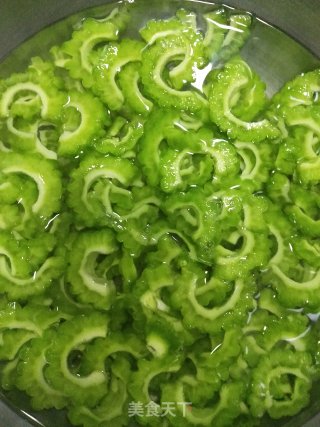 苦瓜炒鸡蛋的做法步骤：1