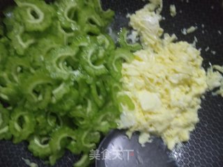 苦瓜炒鸡蛋的做法步骤：3