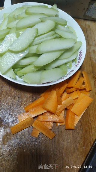 瘦肉炒佛手瓜的做法步骤：1