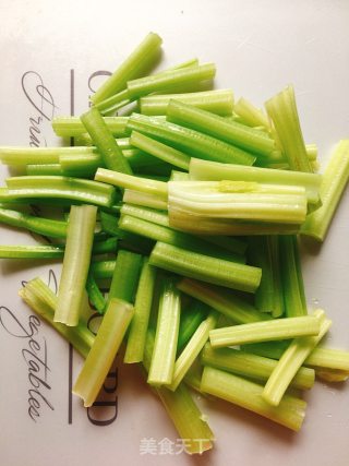芹菜炒腊肠的做法步骤：1