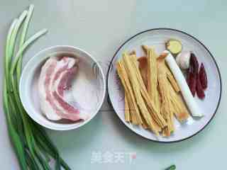 五花肉焖腐竹的做法步骤：1