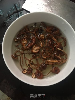 茶树菇焖鸭的做法步骤：2