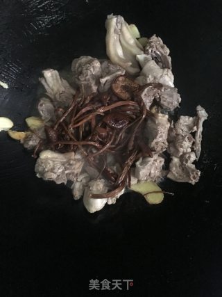 茶树菇焖鸭的做法步骤：7