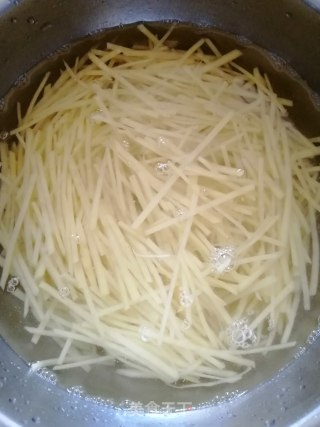青椒土豆丝的做法步骤：2