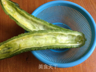 剁椒肉末抱苦瓜的做法步骤：1