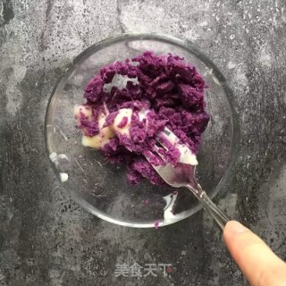 紫薯蛋卷的做法步骤：3