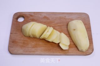家常炒土豆片的做法步骤：1
