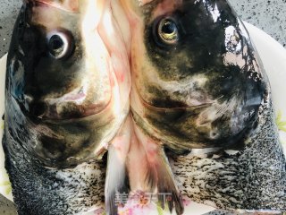 拿的出手的宴客菜，剁椒鱼头，超下饭零失败的做法步骤：1