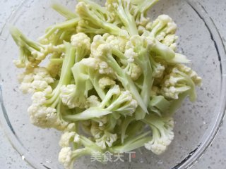 腊肉炒菜花的做法步骤：1