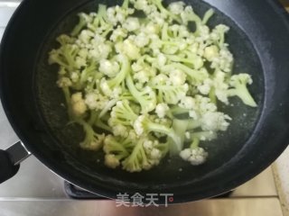 腊肉炒菜花的做法步骤：2
