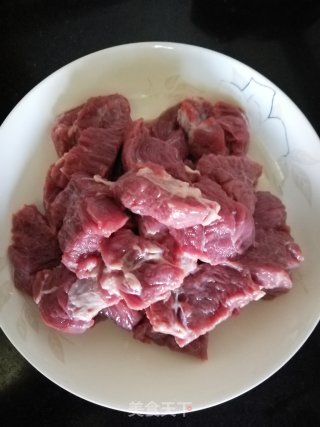美味健康的牛肉炖土豆的做法步骤：1