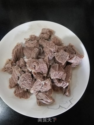 美味健康的牛肉炖土豆的做法步骤：2