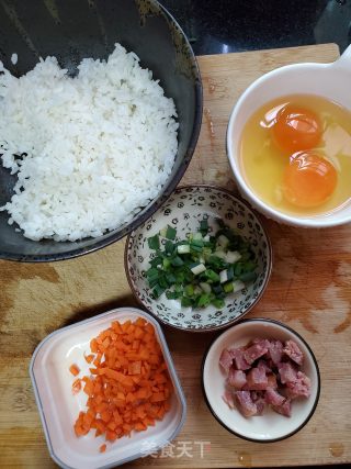 香肠胡萝卜炒饭的做法步骤：1
