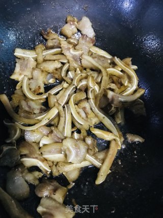蒜苗炒猪耳朵的做法步骤：3
