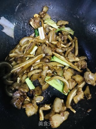 蒜苗炒猪耳朵的做法步骤：4