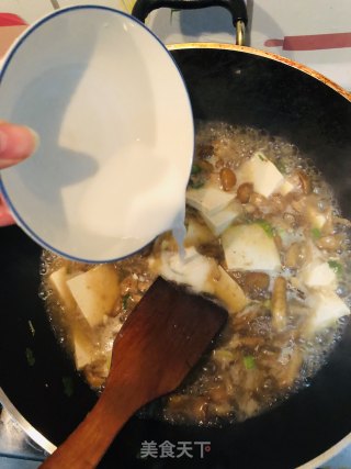 滑子菇炖豆腐的做法步骤：9