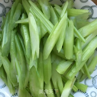 爆炒西芹的做法步骤：1