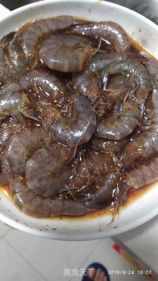 大虾炒黄瓜的做法步骤：1