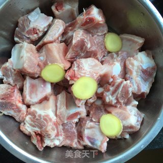 家常排骨的做法步骤：1