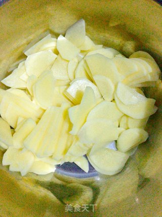 番茄炖土豆的做法步骤：1
