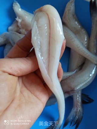 香炸龙头鱼鱼尾的做法步骤：2