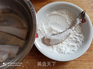 香炸龙头鱼鱼尾的做法步骤：4