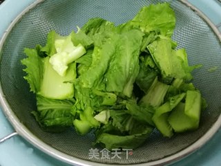 芥菜皮蛋汤年糕的做法步骤：1