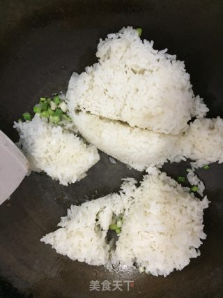 酱油炒饭的做法步骤：3