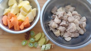 鸡腿炖土豆的做法步骤：2