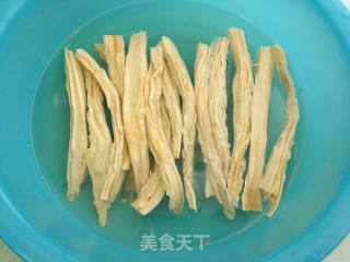 胡萝卜青椒炒腐竹的做法步骤：1