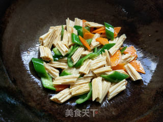 胡萝卜青椒炒腐竹的做法步骤：6