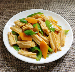 胡萝卜青椒炒腐竹的做法步骤：8