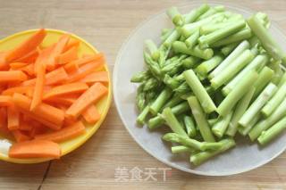 #家常下饭菜#胡萝卜炒芦笋的做法步骤：1