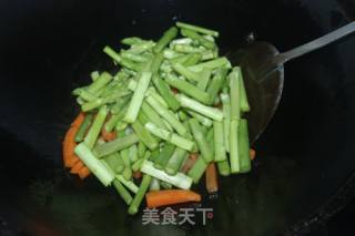 #家常下饭菜#胡萝卜炒芦笋的做法步骤：3
