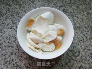 咸鸭蛋海鲜菇煮豆腐的做法步骤：2