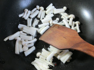 咸鸭蛋海鲜菇煮豆腐的做法步骤：3