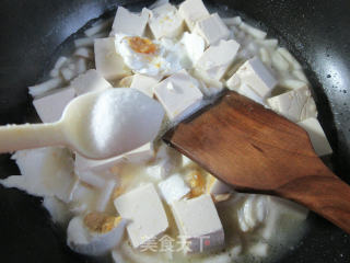 咸鸭蛋海鲜菇煮豆腐的做法步骤：6