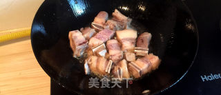 牛骨炖着超好吃，山药牛骨汤的做法步骤：1