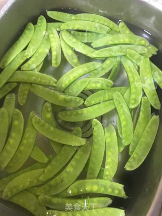 荷兰豆炒腊肠的做法步骤：2