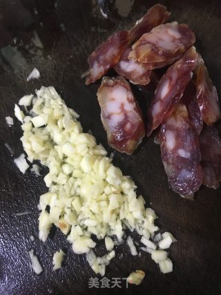 荷兰豆炒腊肠的做法步骤：3