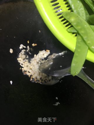 荷兰豆炒腊肠的做法步骤：6