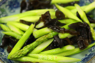 虾饼炒芦笋的做法步骤：2